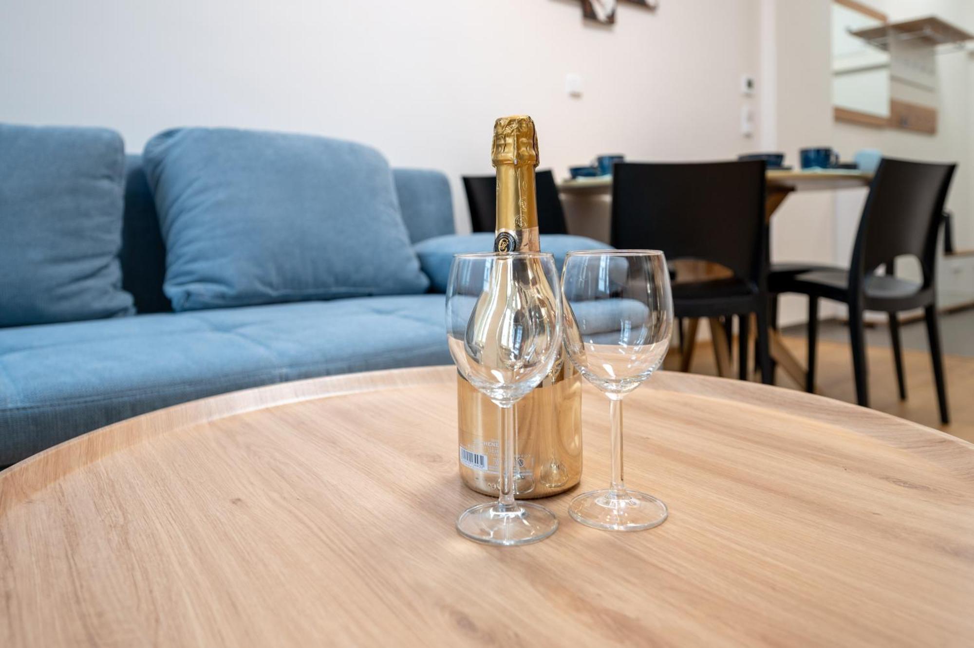 פראג Seifertova Apartments By Willstay מראה חיצוני תמונה